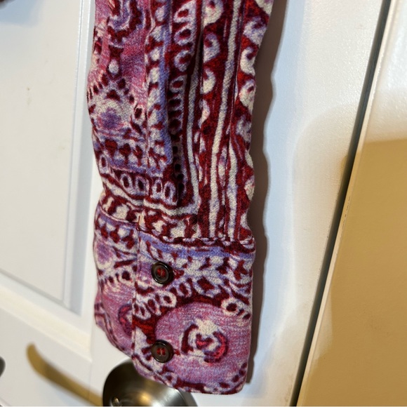 FREE PEOPLE RED WHITE PINK PAISLEY PATTERNED V NECK BLOUSE SIZE EXTRA SMALL - Picture 12 of 16